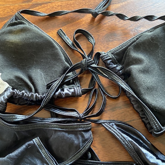 Black bikini - Picture 3 of 3